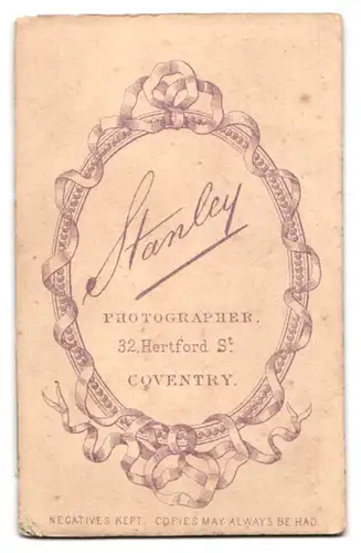 Fotografie Stanley, Coventry, 32 Hertford Street, Ältere Frau mit Witwenschleier und Kette