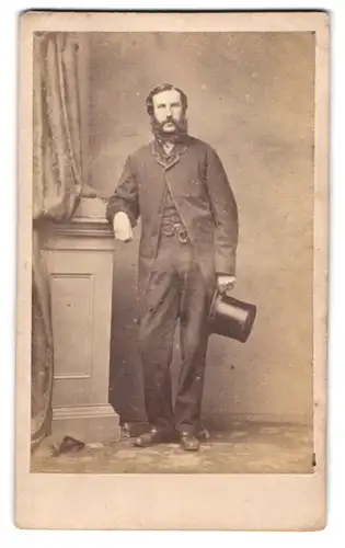 Fotografie W. Keith, Liverpool, 87 Lord Street, Junger Mann mit Rauschebart im Dreiteiler