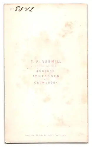 Fotografie T. Kingsmill, Ashford, George Street, Dame mit Haube am Schreibtisch