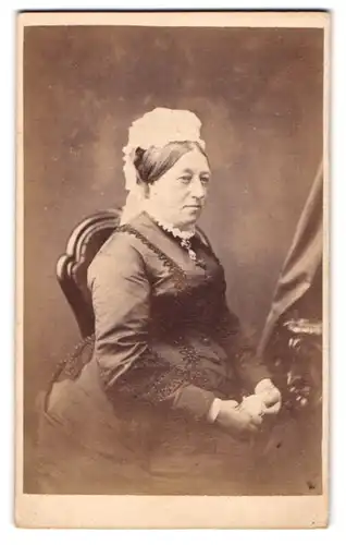 Fotografie W. Sherwood, Workington, 23 Nook Street, Dame mit Haube auf Stuhl