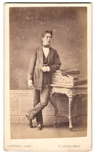 Fotografie Lawrence Lowe, St. John`s Wood, 10 Queen`s Terrace, Adretter Jüngling in lässiger Pose