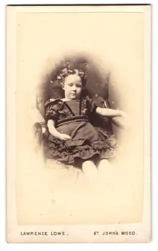 Fotografie Lawrence Lowe, St. John`s Wood, 10 Queen`s Terrace, Mädchen auf Sessel