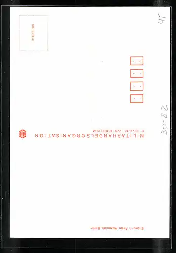 AK Soldat der NVA überwindet mit Steckenpferd Hindernis