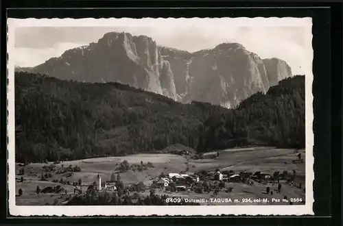 AK Tagusa, Ortsansicht vor Dolomitenmassiv