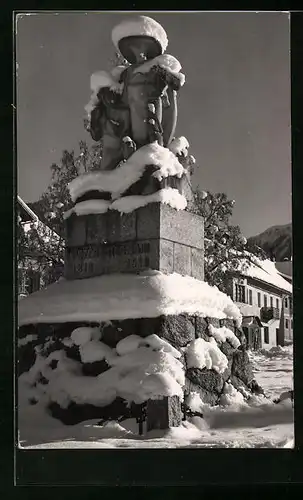 AK Valdaora, Ortspartie mit Denkmal Peter Siegmair 1810-1910 im Schnee