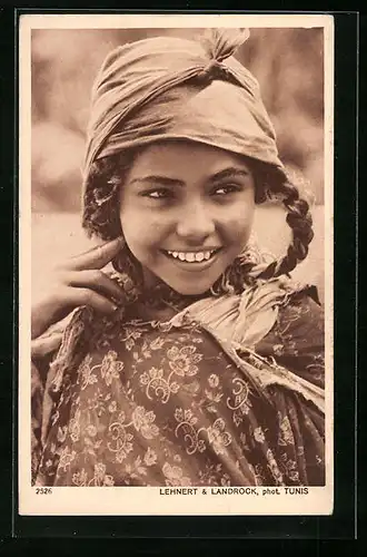 AK Le Petite Nomade (Lächelndes junges Mädchen mit geflochtenen Zöpfen)