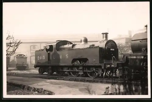 Fotografie unbekannter Fotograf, Ansicht Kentish Town, Eisenbahn Gross Britannien, LMS Dampflok Nr. 2013, Lokomotive