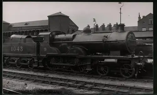 Fotografie unbekannter Fotograf, Ansicht Nottingham, Eisenbahn Gross Britannien, Dampflok Nr. 1043 im Bahnhof