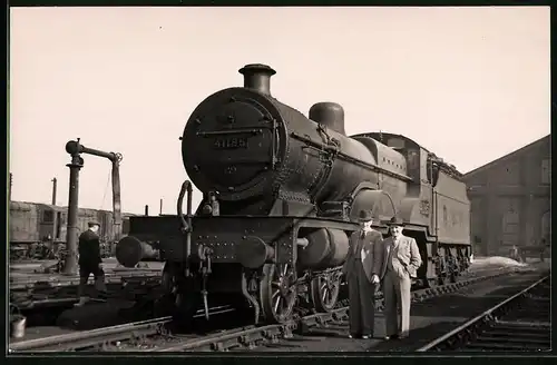 Fotografie Eisenbahn Gross Britannien, Dampflok Nr. 41185, Tender-Lokomotive vor Lokschuppen