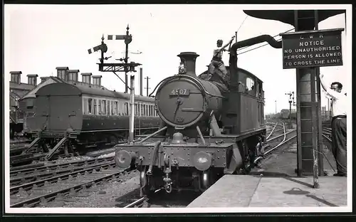 Fotografie Ansicht Swindon, Eisenbahn Gross Britannien, Dampflok Nr. 4507 im Bahnhof, Wasser wird nachgefüllt