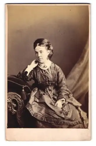 Fotografie Stereoscopic & Photographic Comp., London, Frau mit einer dicken Brosche am Kragen ihres hochwertigen Kleides