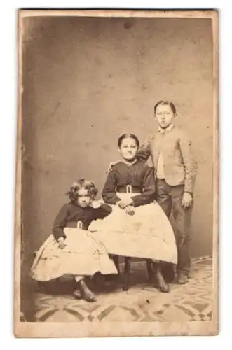 Fotografie unbekannter Fotograf und Ort, Geschwister Carl, Mathilde und Ana fein herausgeputzt