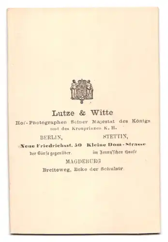 Fotografie Lutze & Witte, Berlin, Neue Friedrichsstrasse 50, Heranwachsender im teuren Anzug in einem Buch schreibend