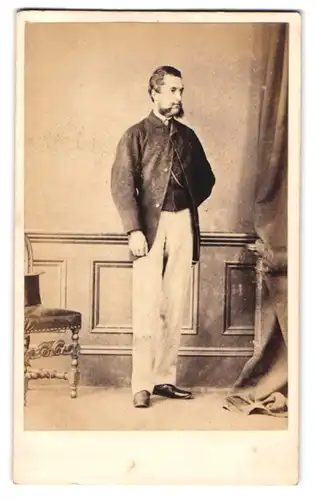 Fotografie Frederik Downer, Watford, High Street, Junger Herr im adretten Anzug mit heller Hose