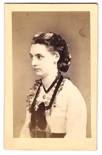 Fotografie H. Kost & C. Oldenburg, Berlin, Waldemarstrasse 25, Portrait einer jungen Dame mit hoch gestecktem Haar