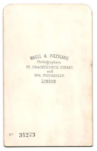 Fotografie Maull & Polyblank, London, 187a Piccadilly, Gutbürgerlicher Herr mit Brille im edlen Kostüm ein Buch lesend