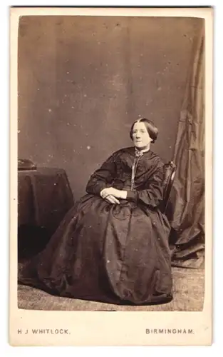 Fotografie H. J. Whitlock, Birmingham, I. New Street, Gestandene Frau mit hochwertiger Brosche am Kragen ihres Kleides