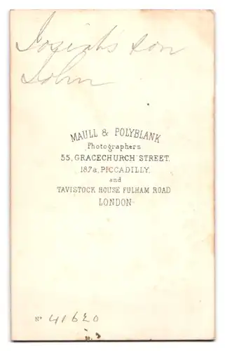 Fotografie Maull & Polyblank, London, 55. Gracechurch Street, Knirps im modischen Kostüm mit Buch unter dem Arm