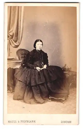 Fotografie Maull & Polyblank, London, 55. Gracechurch Street, Dame mit Hochsteckfrisur im verzierten Biedermeierkleid