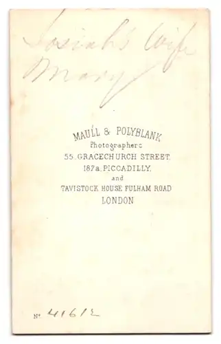 Fotografie Maull & Polyblank, London, 55. Gracechurch Street, Dame mit Hochsteckfrisur im verzierten Biedermeierkleid