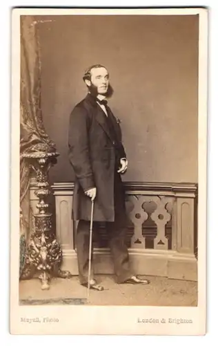 Fotografie Mayall, London, 224. Regent Street, Herr mit Backenbart im eleganten Anzug auf seinen Gehstock stützend