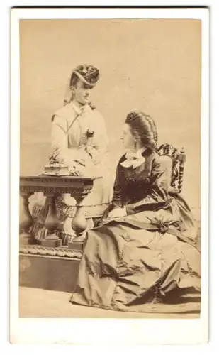 Fotografie C. S. Allen, Tenby, Tredegar House, Junges Schwesternpaar mit Hochsteckfrisuren in teuren Biedermeierkleidern