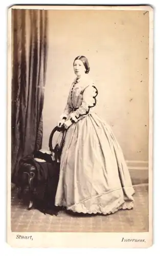 Fotografie Stuart, Inverness, Junge Dame mit geflochtener Hochsteckfrisur im karierten Biedermeierkleid