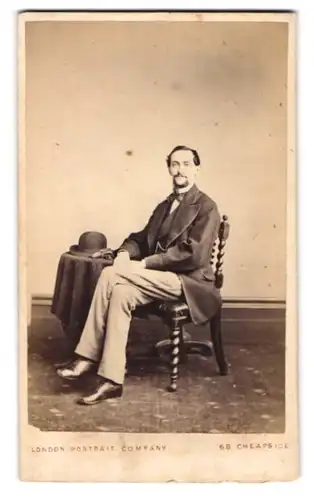 Fotografie Portrait Comp., London, 68. Cheapside, Junger Herr im adretten Anzug mit einer Melone neben sich liegend