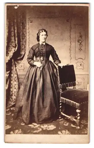 Fotografie Rousseau and Dendy, London, 28. Hanover Street, Dame mittleren Alters im teuren Kleid mit Perlenhalskette