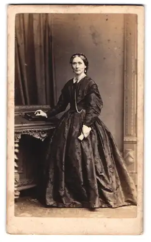 Fotografie Plumtree, Louth, Frau mittleren Alters im hochwertigen Biedermeierkleid mit dicker Brosche am Kragen