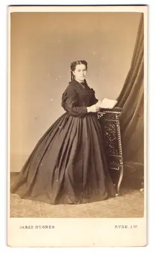 Fotografie Jabez Hughes, Ryde, Isle of Wight, Junge Dame mit geflochtener Hochsteckfrisur im eleganten Biedermeierkleid