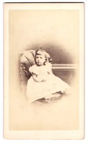 Fotografie C. Hawkins, Brighton, 38. Preston Street, Kleines Mädel mit kurzem Haar im strahlend weissen Rüschenkleid