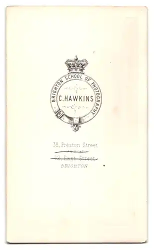 Fotografie C. Hawkins, Brighton, 38. Preston Street, Kleines Mädel mit kurzem Haar im strahlend weissen Rüschenkleid