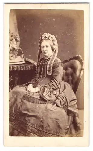 Fotografie C. Hawkins, Brighton, 38. Preston Street, Gestandene Frau mit Kopfschmuck im teuren Rüschenkleid mit Fransen
