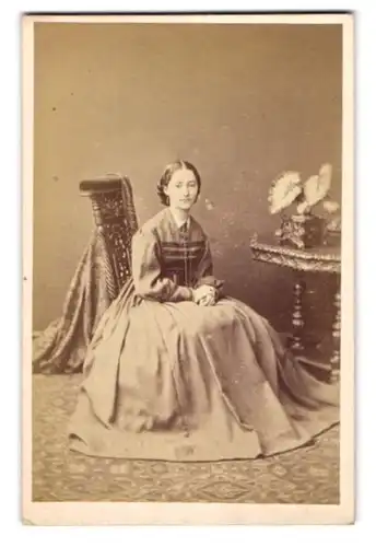Fotografie Lock & Whitfield, London, 178. Regent Street, Junges Mädchen mit Hochsteckfrisur im zeitgenössischen Kleid