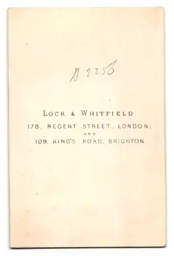 Fotografie Lock & Whitfield, London, 178. Regent Street, Junges Mädchen mit Hochsteckfrisur im zeitgenössischen Kleid