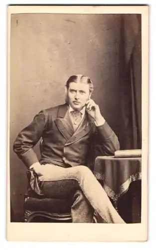 Fotografie Herbert Watking, London, 215. Regent Street, Junger Herr mit backenbart im modischen Anzug mit Schlips