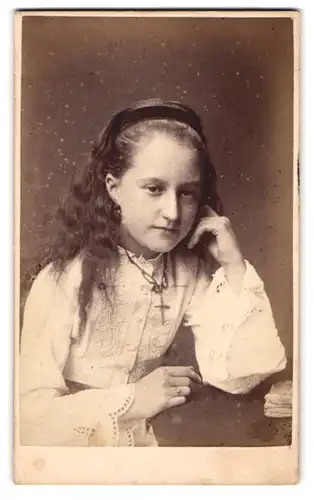Fotografie Herbert Watking, London, Torriano Avenue, Portrait eines jungen Mädchens mit offenem Haar und Kreuzkette