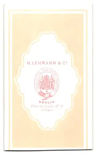 Fotografie H. Lehmann & Co., Berlin, Unter den Linden 51, Kleiner Knirps im modischen Anzug vor einer Studiokulisse