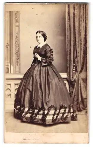 Fotografie J. Stuart, Inverness, Dame mittleren Alters im verzierten Rüschenkleid und einer teuren Halskette um den Hals