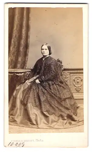 Fotografie Turner & Everitt, Islington, 17. Upper Street, Dame mit Hochsteckfrisur im Biedermeierkleid m. dicker Brosche
