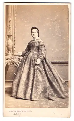 Fotografie Turner & Everitt, Islington, 17. Upper Street, Gestandene Frau im hochwertigen Biedermeierkleid und Haarreif