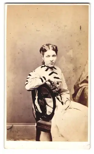 Fotografie Benjamin Scott, Carlisle, Devonshire Street, Mädchen mit Hochsteckfrisur im verzierten Biedermeierkleid