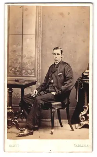 Fotografie Benjamin Scott, Carlisle, Devonshire Street, Herr mit langem Gesicht im massgeschneiderten Anzug