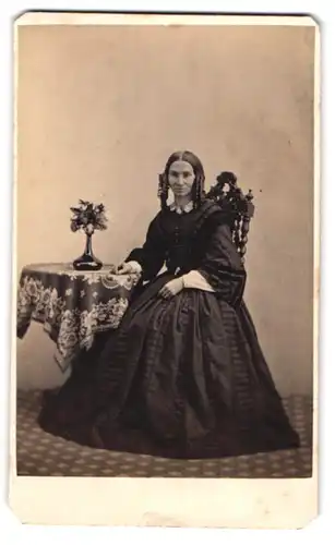 Fotografie F. S. Mann, Hastings, Wellington Place, Gestandene Frau mit Korkenzieherlocken im schwarzen Rüschenkleid
