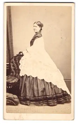Fotografie W. Howie, Southport, 101. Lord Street, Dame im unbezahlbaren Biedermeierkleid mit Verzierungen