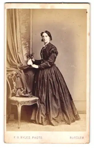 Fotografie F. R. Ryles., Burslem, 178. & 180. Waterloo Road, heranwachsende mit geflochtener Hochsteckfrisur im Kleid
