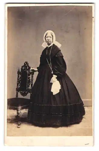 Fotografie Mr. R. Hardey, Hull, 14. Saville Street, Greisin, mit Haube im pechschwarzen Biedermeierkleid mit Rüschen