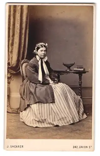 Fotografie J. Shearer, Aberdeen, 242. Union Street West, Junges Mädchen im gestreiften Biedermeierkleid