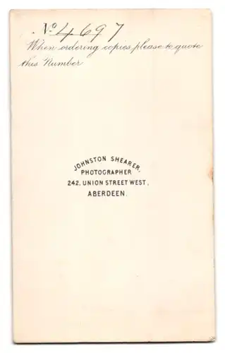 Fotografie J. Shearer, Aberdeen, 242. Union Street West, Junges Mädchen im gestreiften Biedermeierkleid